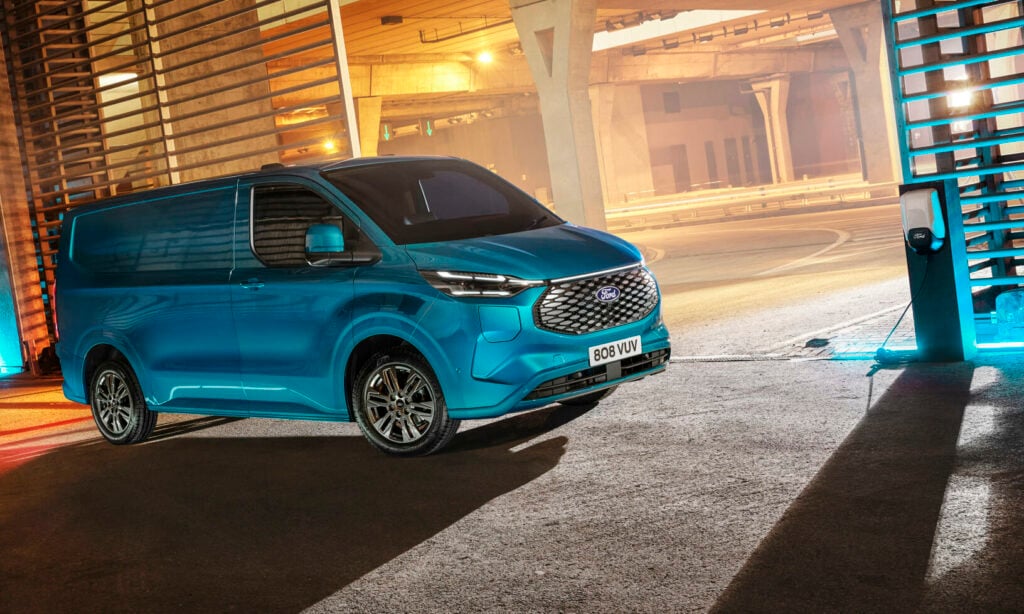 E-Transit har 120 kW laddning och laddar från 15 till 80 procent på 41 minuter.