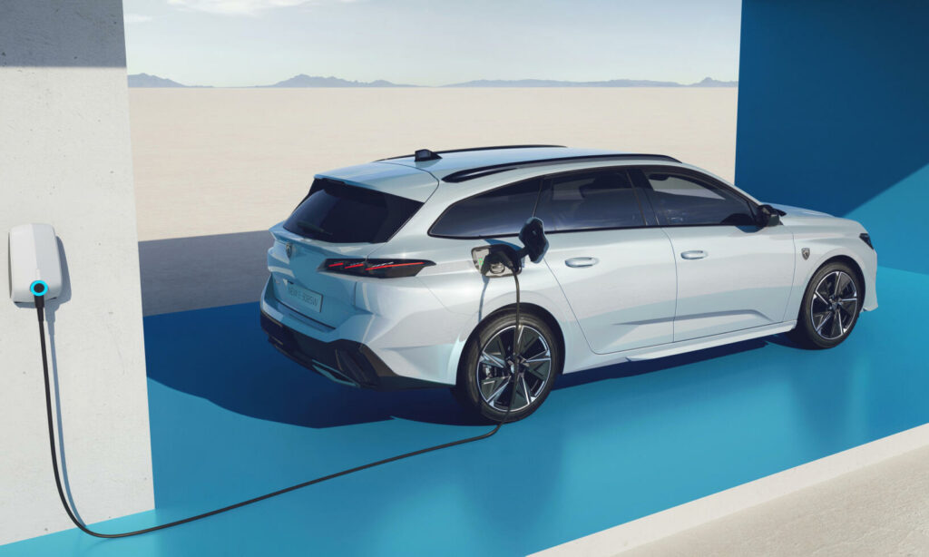 SW står för Sportwagon, Peugeot-språk för kombi.