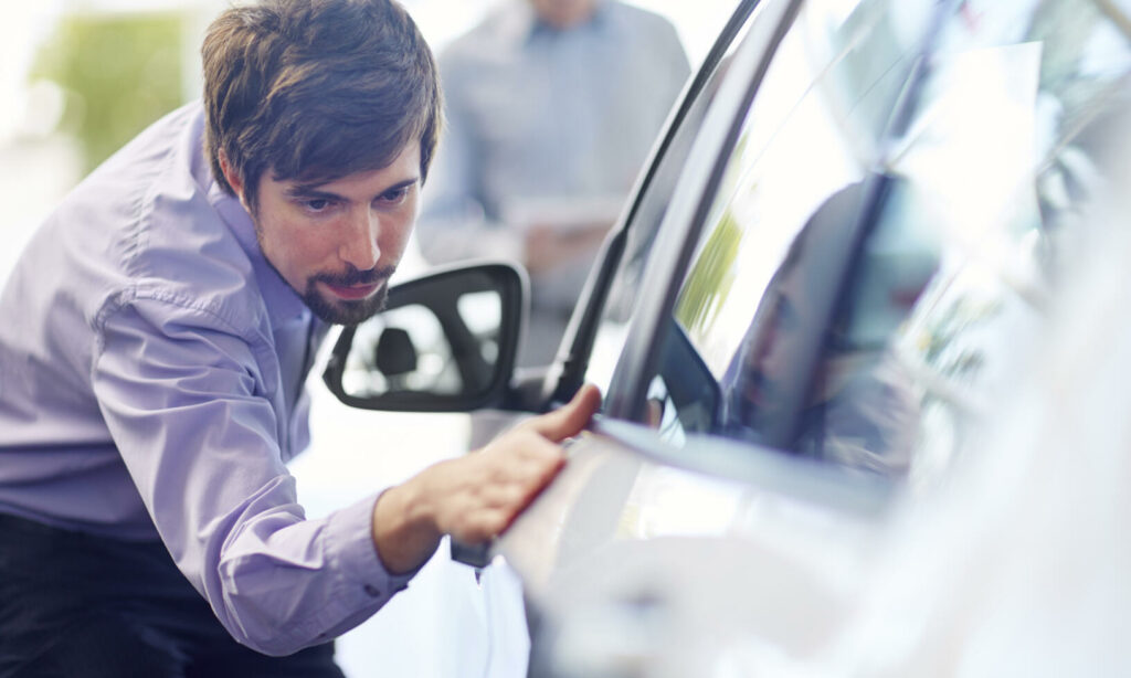 Ett stort antal bilannonser innehåller fortfarande förbjudna ”reservationer”.