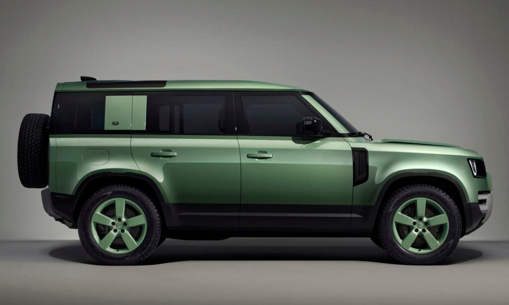 Land Rover Defender 75th Limited Edition kommer lackerad i en speciell grön kulör kallad Grasmere Green.