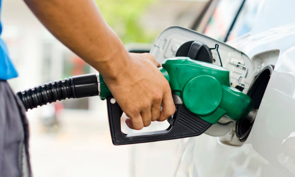 En man fyller på sin bil med bränsle på en bensinstation. (AI text)