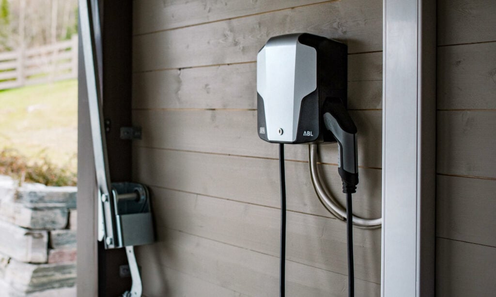 Att ladda med laddbox kan spara pengar i längden, eftersom energin används mer effektivt.