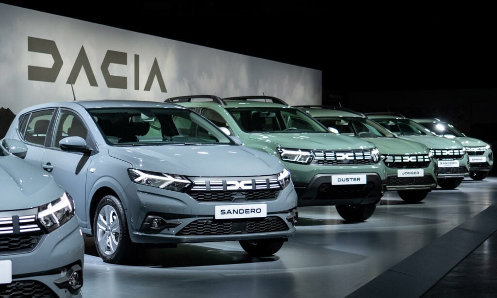 Dacias bilmodeller med den nya loggan i fronten.