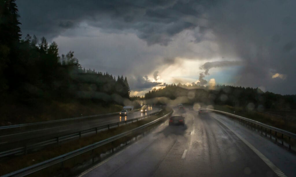 I skymning eller dåligt väder ska bakljusen vara tända.