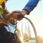 En man laddar sin elbil. (AI text)