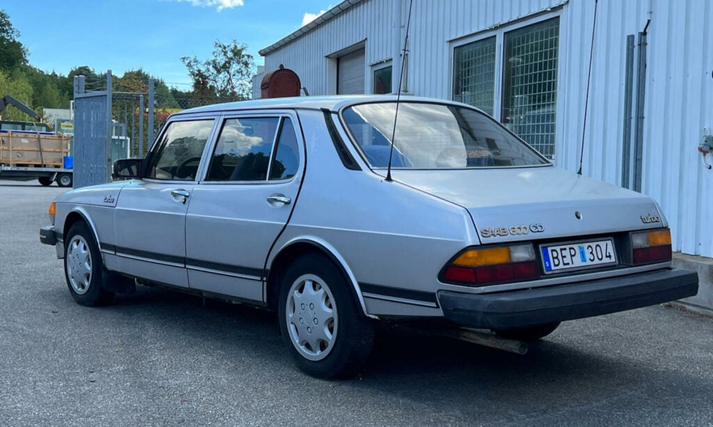 Saab 900 CD är förlängd för bättre baksäteskomfort.