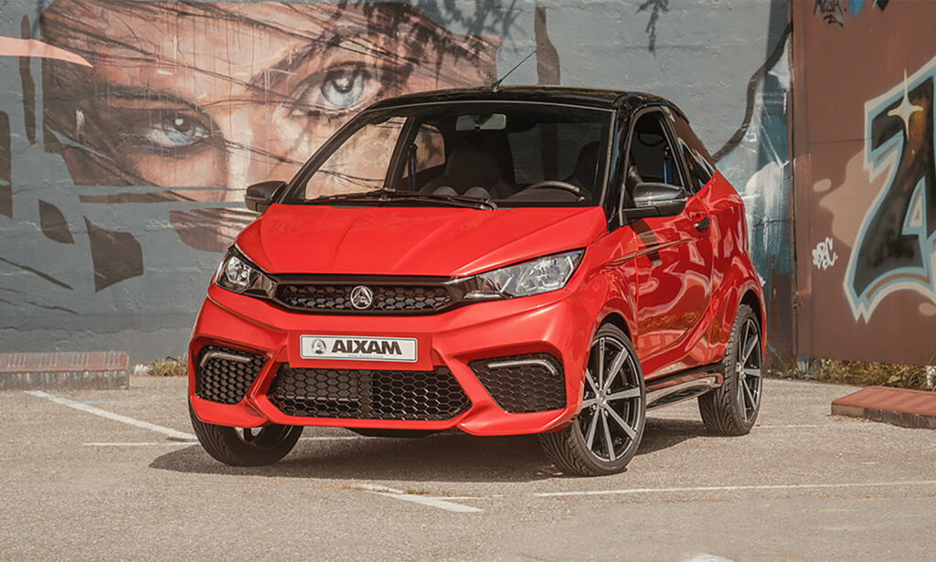 En röd bil parkerad framför en graffitivägg. (AI text)