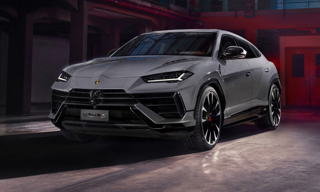 Lamborghini Urus står parkerad i en mörk garagehall. (AI text)