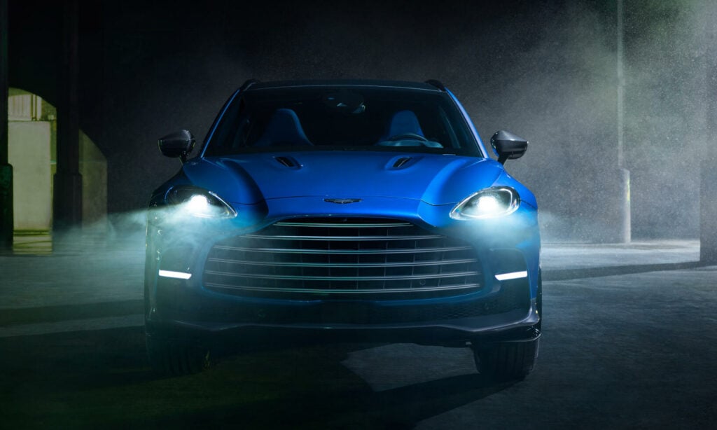 En blå SUV i en mörk parkeringsplats. (AI text)