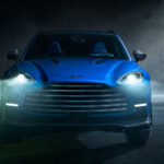 En blå SUV i en mörk parkeringsplats. (AI text)