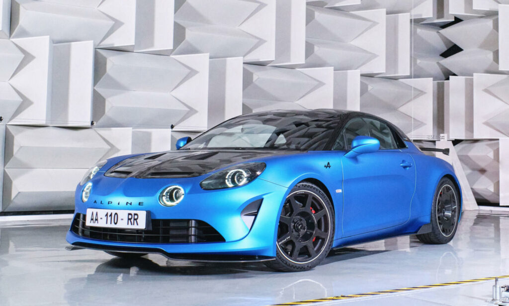 En blå sportbil parkerad i en rum med högtalare. (AI text)