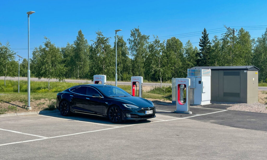 Teslas nyöppnade laddstation i Övertorneå.
