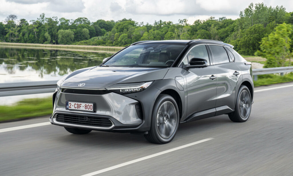 Lanseringen av Toyotas första renodlade elbil stoppades i somras efter att ett antal exemplar tappat framhjulen under färd.