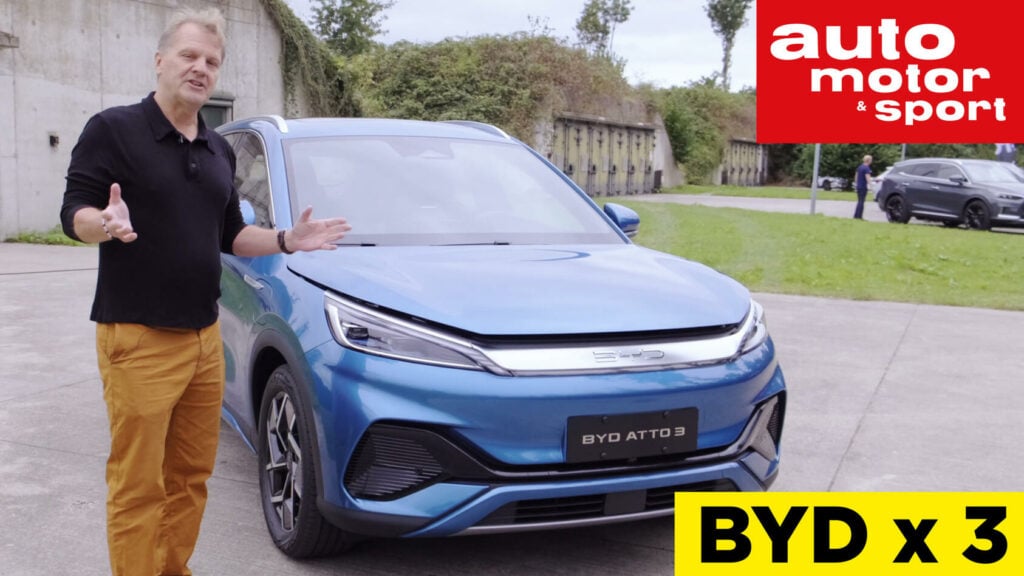 En man och en kvinna står bredvid en bil. (AI text)