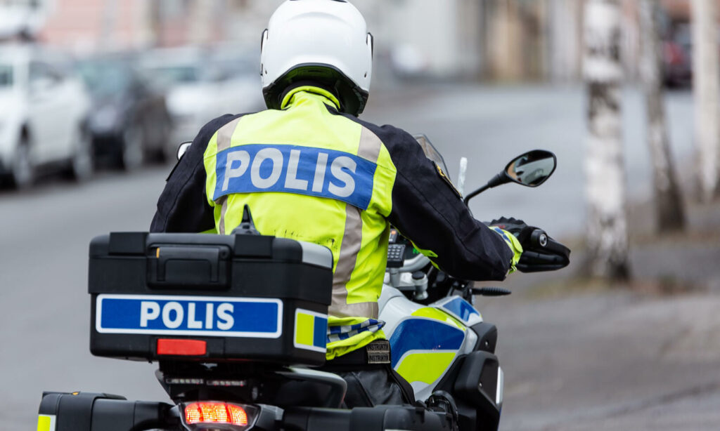 En polis på en motorcykel (AI text)