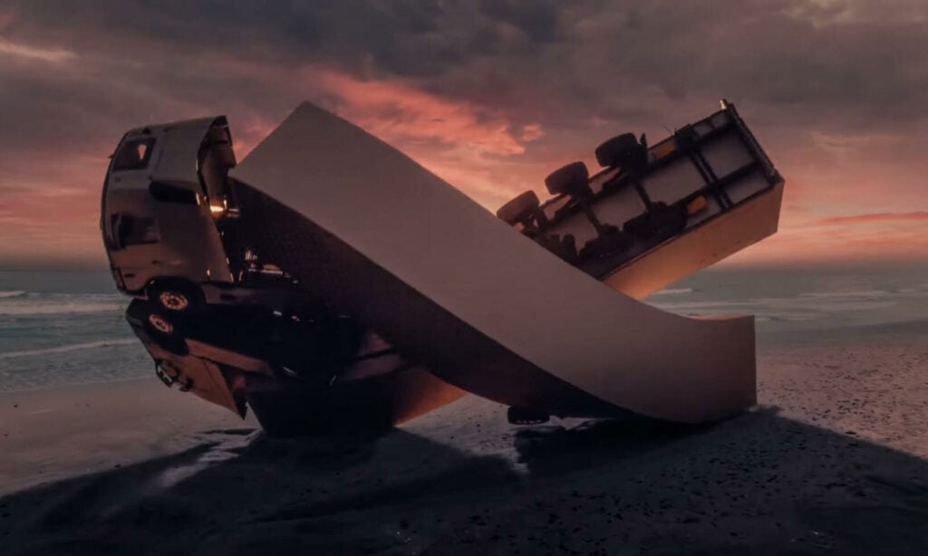 Volvo Trucks låter kombinationen körgladhet och bränsleffektivitet symboliseras med hångel i senaste reklamfilmen.