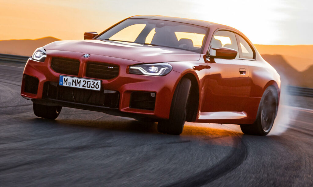 BMW M2 coupén kör längs en bana. (AI text)
