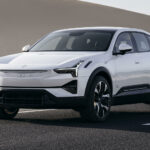 En liten vinge i fronten ger karaktär och lägre luftmotstånd. I mitten sitter kommunikationscentralen, med uppvärmd yta och även fysisk rengöring av kameror om man köper Lidar Pack. Är designen för plottrig?