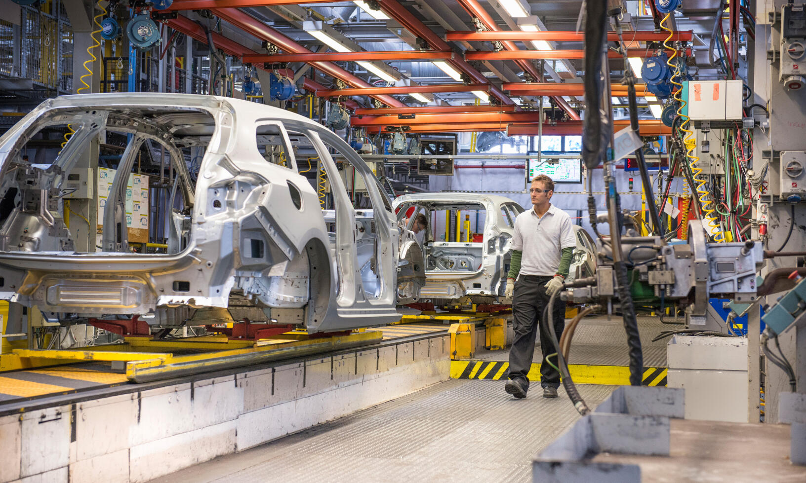 Läget i världen kan leda till ännu värre problem för biltillverkarna i vinter.