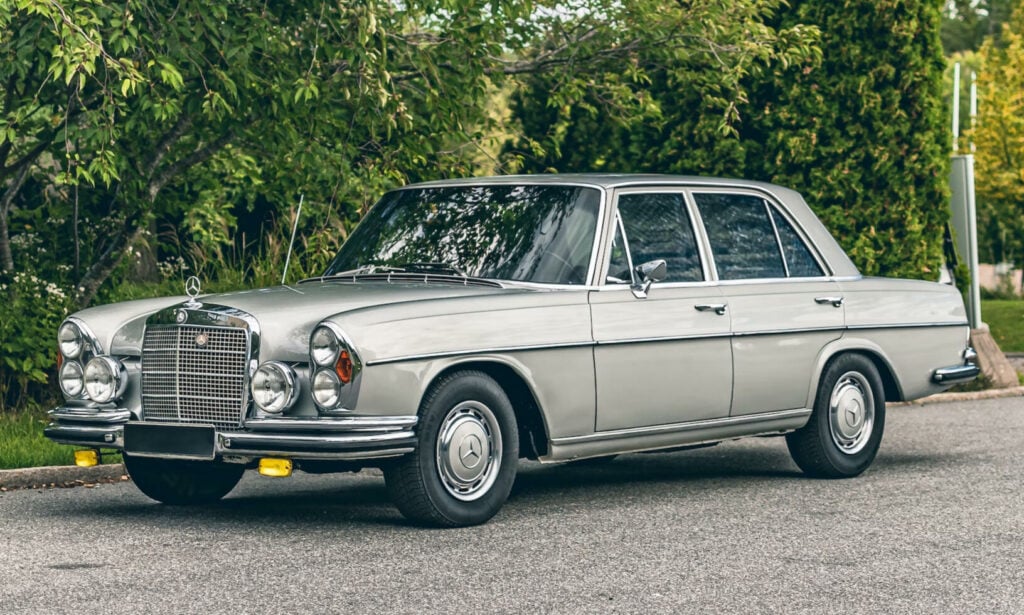 En Mercedes-Benz S-klass parkerad i en parkeringsplats. (AI text)