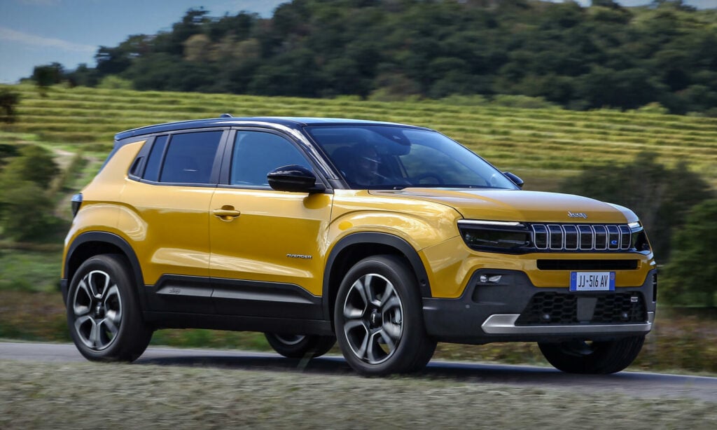 En gul Jeep Compass kör nerför en landsväg. (AI text)