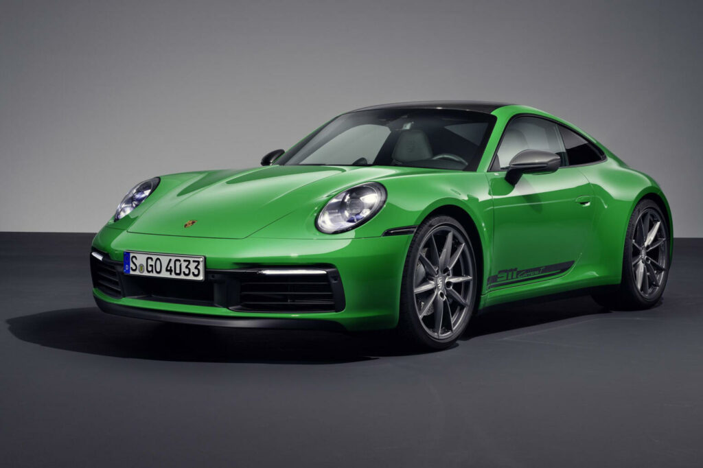 Det finns två unika färger för T-modellen, en grön och en blå. Utmärkande är också dekalerna ovanför trösklarna.