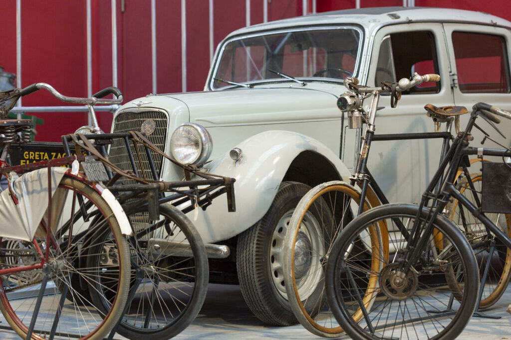 bilar och cyklar i ett museum (AI text)