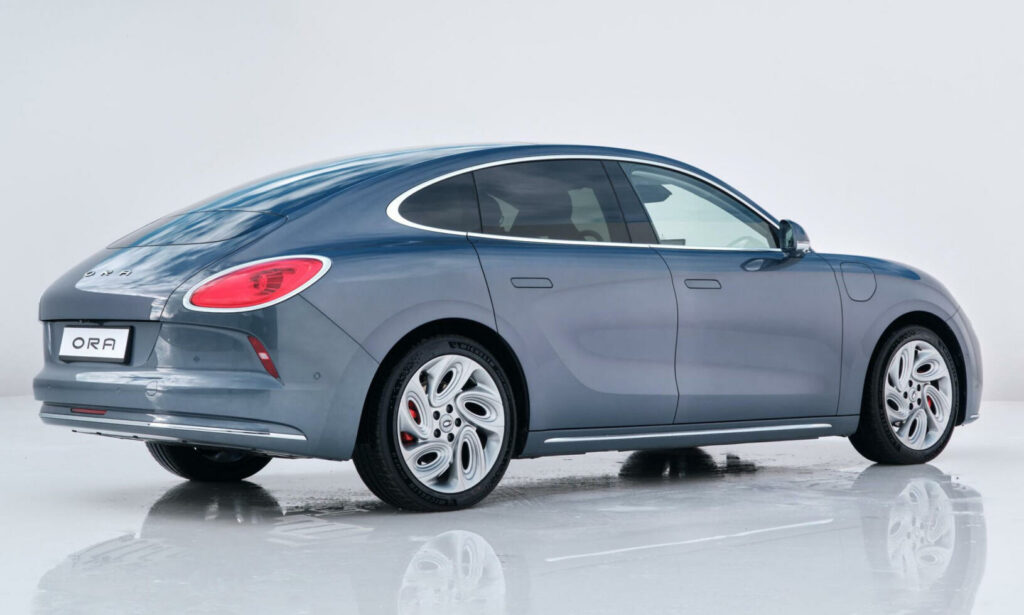 Den nya Porsche Panamera GTS är en hybriddrift. (AI text)