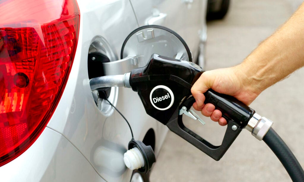 De globala lagren av diesel är nere på alarmerande låga nivåer, vilket svenska bilister snart kan få känna på vid pumpen.