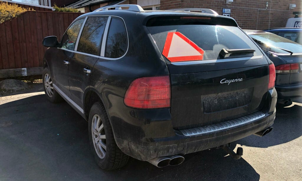 En enkel elektronisk fartspärr är allt som hindrar en A-traktor från att köra i motorvägshastighet.