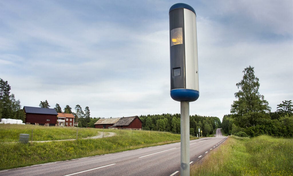 En trafiksignal på en landsväg (AI text)