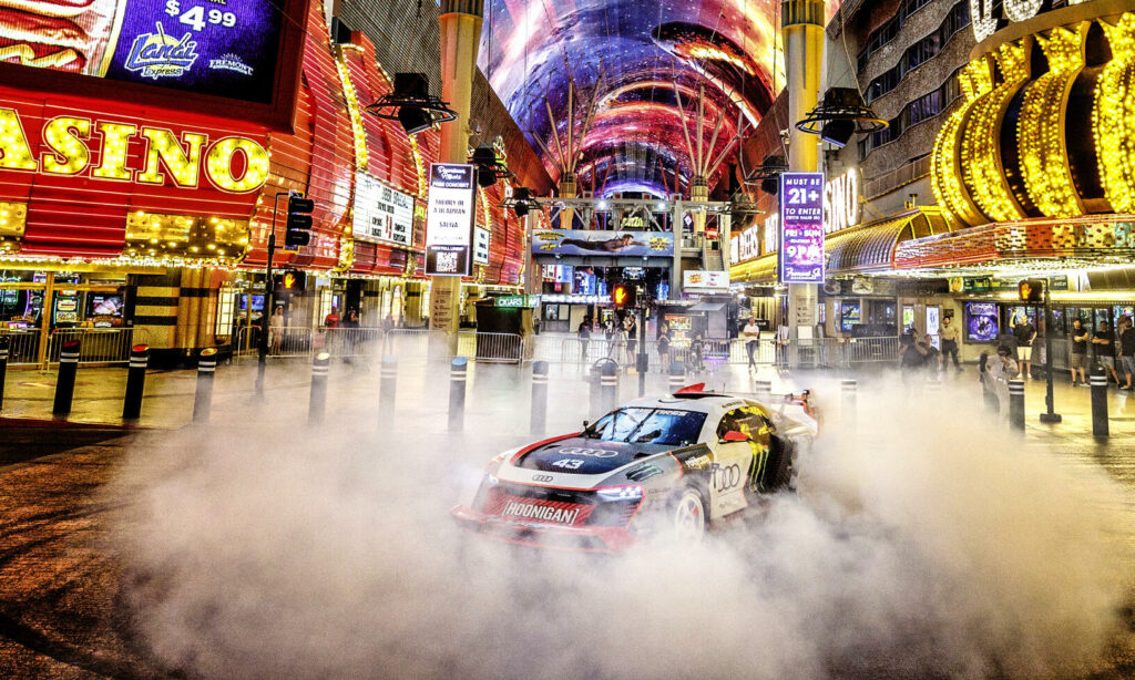 En racerbil kör nedför gatan i Las Vegas. (AI text)