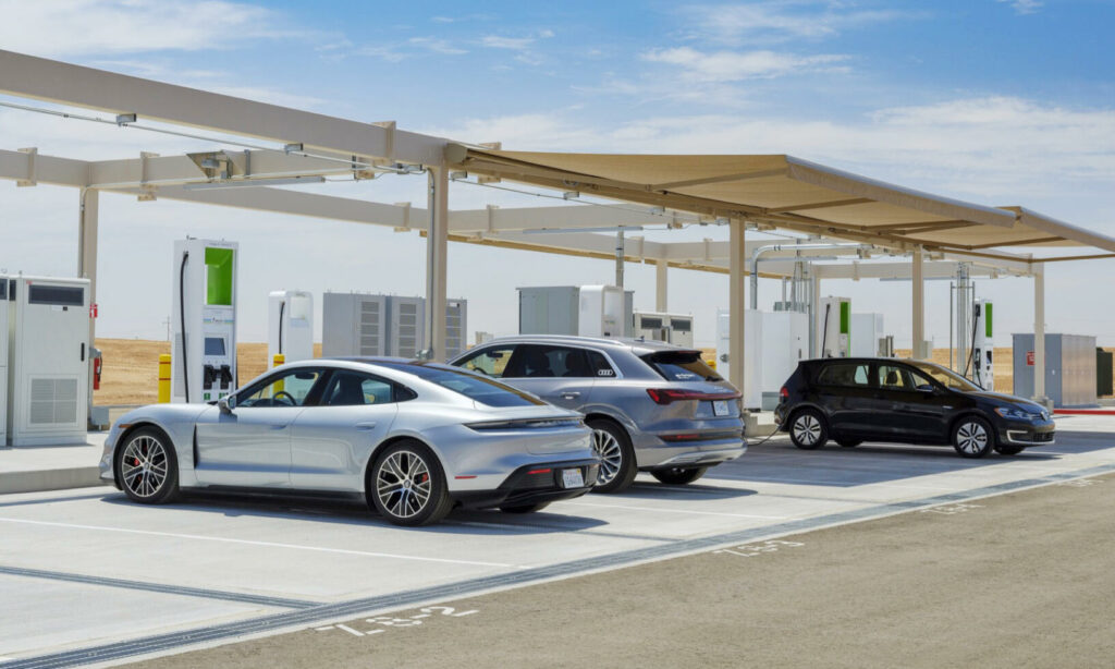 Tyskland skjuter inte bara till pengar utan vill också slimma landets ökända byråkrati och snabba på byggprocessen av laddarna.