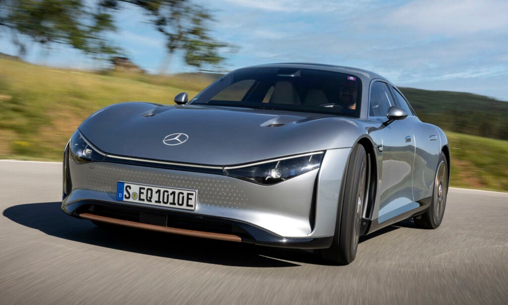 Mercedes EQXX har lång räckvidd genom lågt luftmotstånd och effektiv teknik.