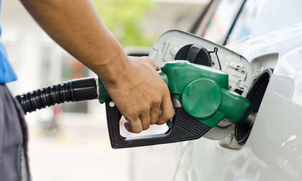 2023 blir sänks drivmedelsskatten, om regeringens nya budgetförslag går igenom.