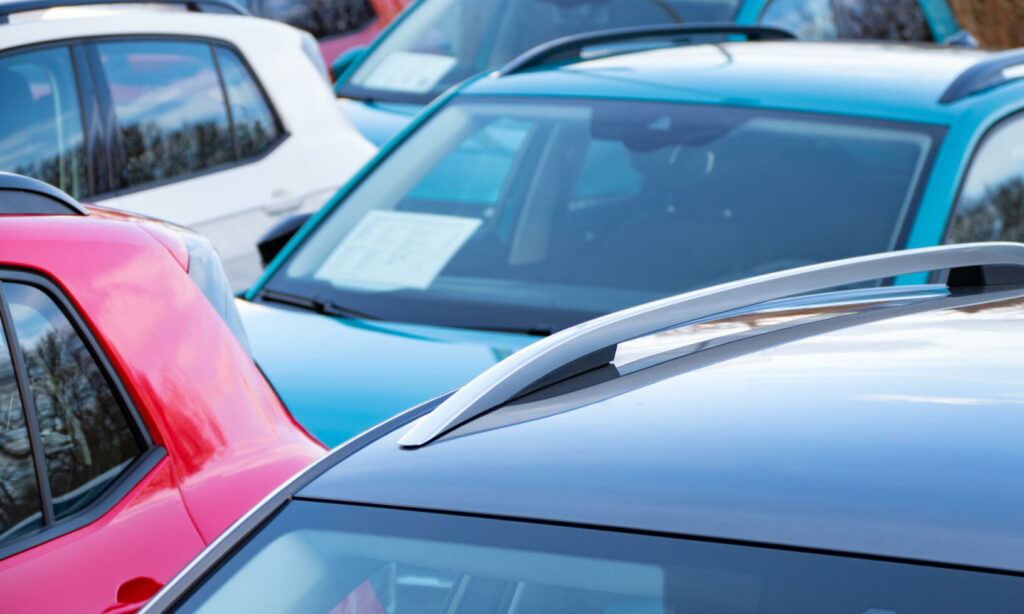 Den svaga kronan och ännu högre prisnivån på kontinenten har fått bilexporten att öka ordentligt.