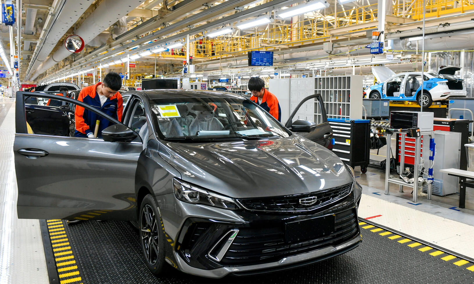 Kinas bilindustri har klarat sig betydligt bättre genom krisen än den europeiska. På bild Volvo-ägaren Geelys fabrik i staden Changxing.