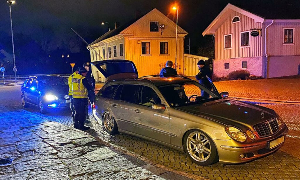 polisbesättning står utanför en bil (AI text)