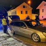 polisbesättning står utanför en bil (AI text)