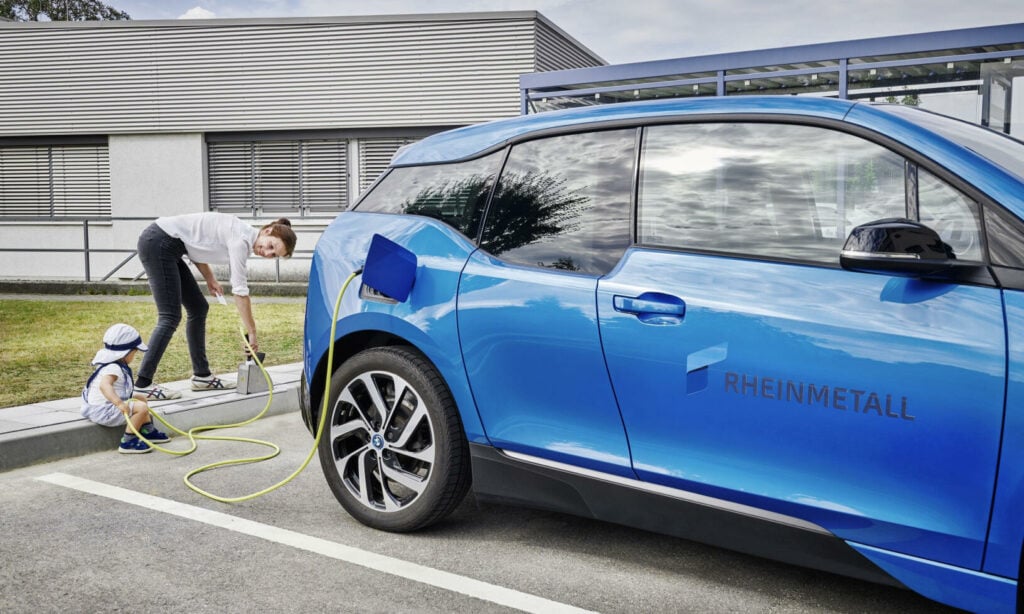 Med elbilsladdare i trottoarkanten blir gatuladdning enklare.