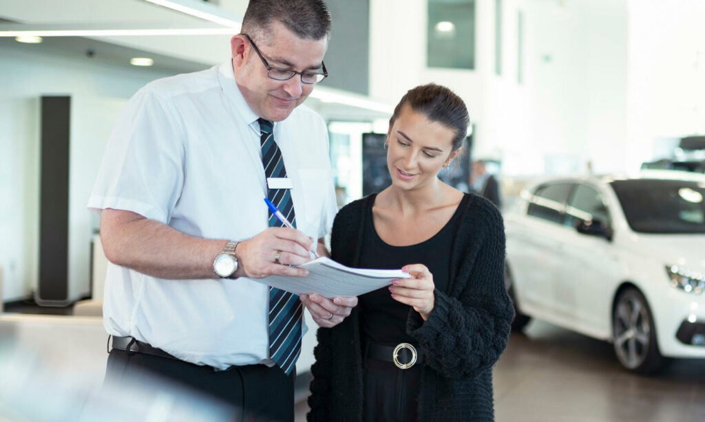 Landets bilhandlare har agerat snabbt efter regeringens besked om att klimatbonusen slopas imorgon.