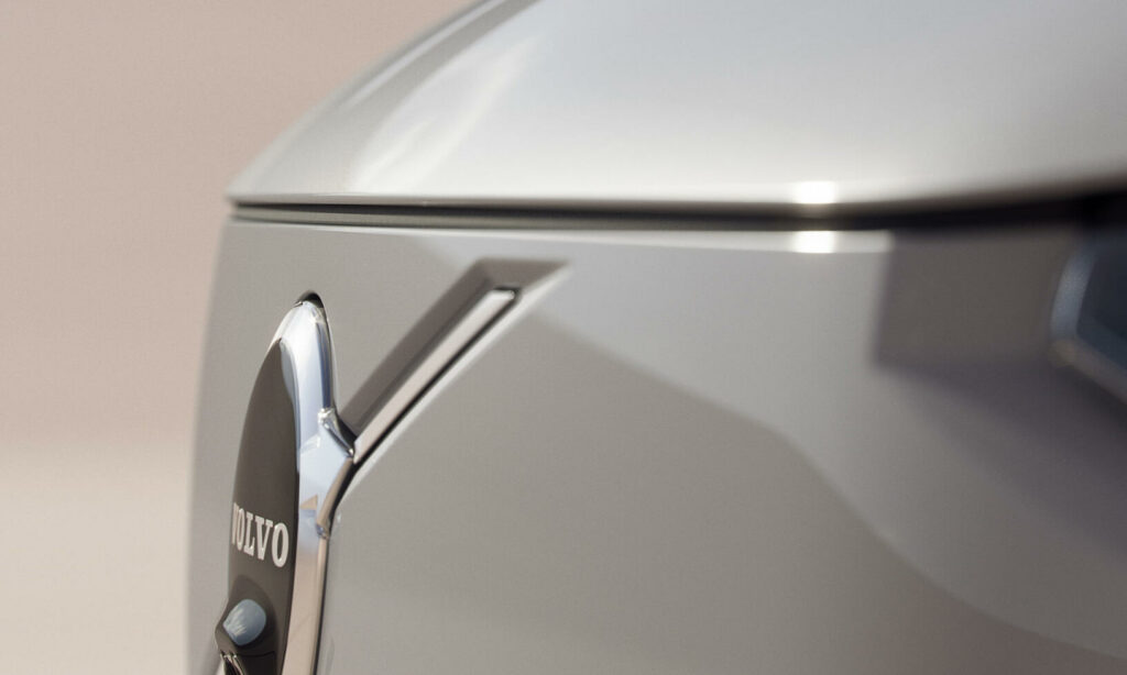 En närbild på framstycket av en bil, fokuserad på grillsnittet. (AI text)