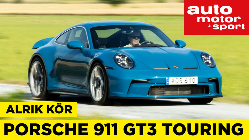 En Porsche 911 GT3 Touring kör på vägen. (AI text)