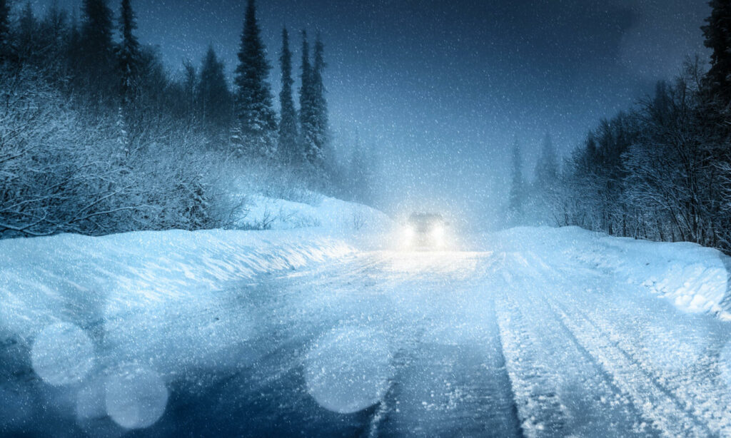 Helgens och måndagens kraftiga snöfall har fått många att undra om det nu råder vinterdäckstvång. Vi reder ut!