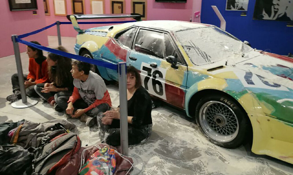 Konstnären Andy Warhol ska enligt uppgift bara ha behövt 23 minuter för att måla om denna världskända BMW M1 Grupp 4-racer 1979. Klimataktivisterna var ännu snabbare.