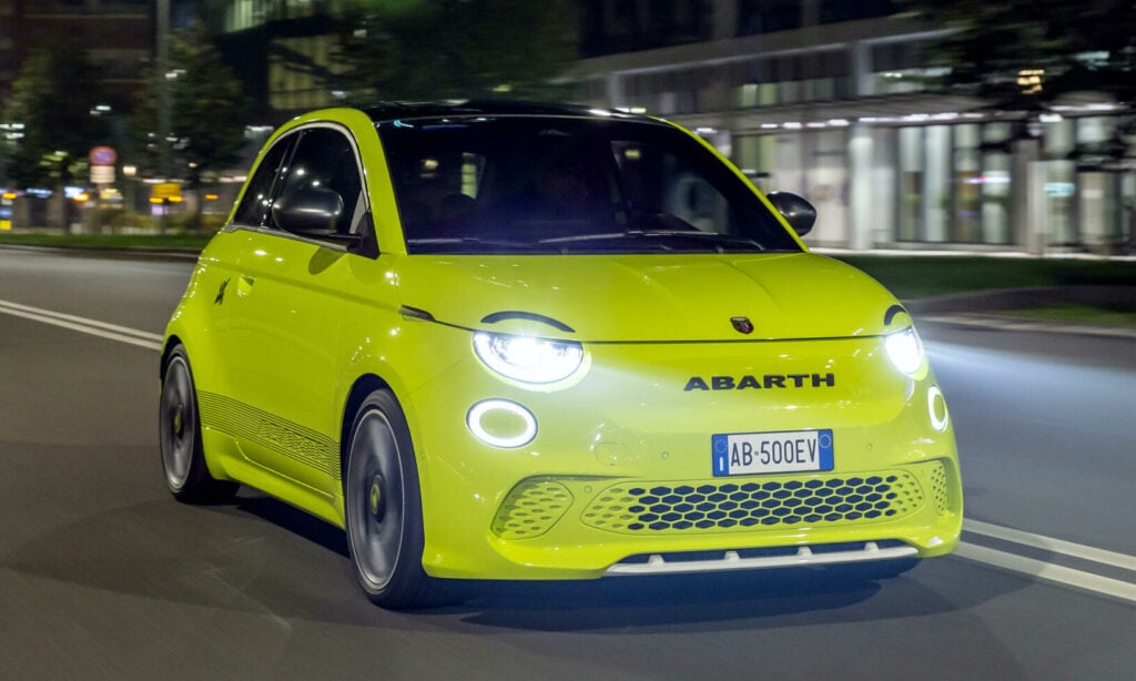 Lanseringsmodellen av Abarth 500e, kallad Scorpionissima, erbjuds i lackkulörerna Acid Green (på bild) och Poison Blue.
