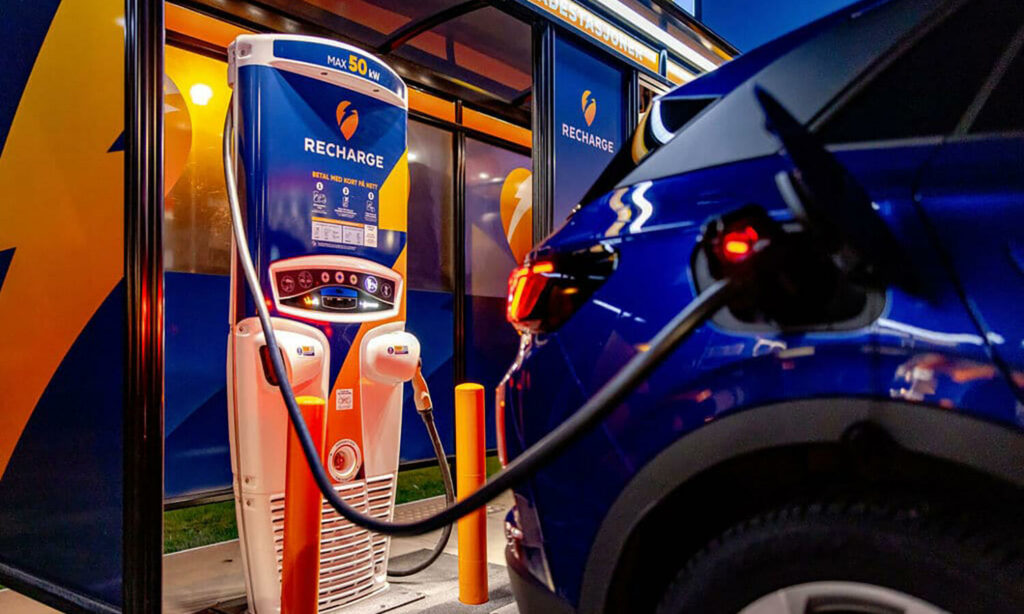 Laddoperatören Recharge, som knoppades av från energiföretaget Fortum 2020, sänker nu priserna och öppnar för kortbetalning.