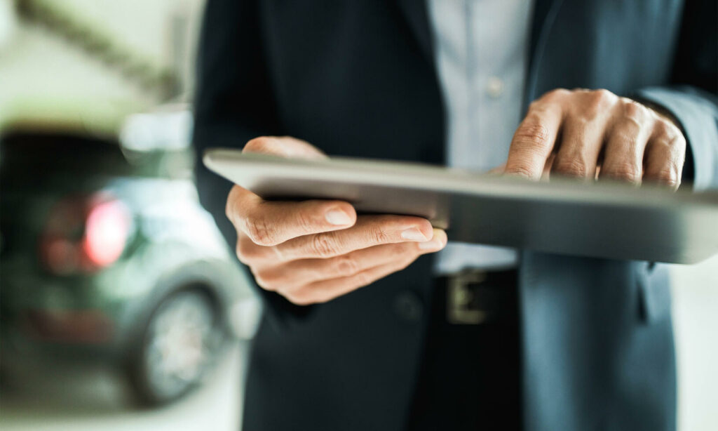 Trots de senaste årens trend mot bilköp över nätet föredrar fortfarande stor majoritet att köpa bil på det traditionella viset: hos en handlare.