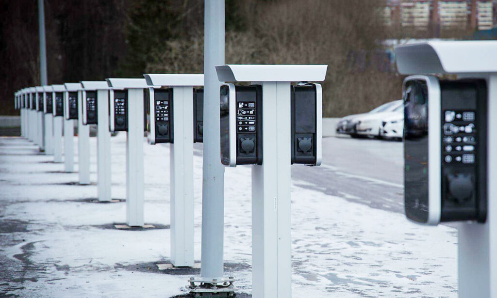 Det är ont om laddpunkter på de flesta håll i Sverige.