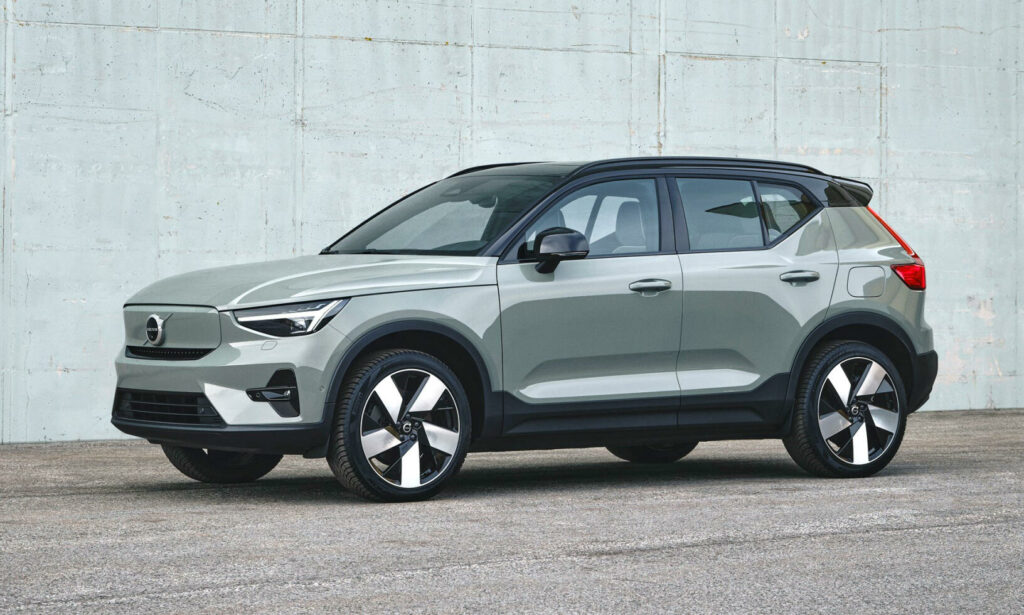 Volvo XC90-territäkt parkerad framför byggnaden (AI text)